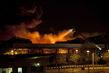 Hasiči se snaží uhasit požár skladiště Sony v severním Londýně.