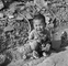 Malý opuštěný Japonec pláče v troskách Hirošimy po výbuchu první atomové bomby 6. srpna 1945. V rozhlasovém vysílání 16 hodin po útoku nově jmenovaný prezident Harry S. Truman řekl, že Spojené státy seslaly na město bombu "s cílem zkrátit utrpení války, aby zachránily životy tisíců a tisíců mladých Američanů".