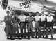 Posádka bombardéru B-29 s názvem "Enola Gay" včetně pilota Paula W. Tibbetse (uprostřed), který svrhl atomovou bombu na Hirošimu.