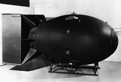 Snímek, ze kterého mrazí: atomová puma typu "Fat man", jaká byla svržena na Nagasaki.