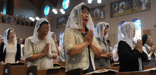 Japonští katolíci se v katedrále v Nagasaki modlí za oběti atomového útoku z roku 1945.