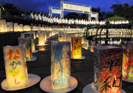 Lampiony se svíčkami odkazují na duše obětí atomového útoku z roku 1945.