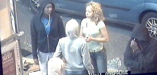 Záběr bezpečnostní kamery. Policie chce znát identitu dvou podezřelých žen v Croydonu, pondělí, 22.42 hodin.