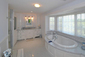 Koupelna je postavena v jednoduchém praktickém stylu a dominuje jí bílá barva. Z vany je navíc výhled do širokého okolí.