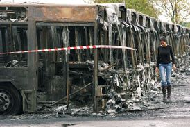 Během tří týdnu ve Francii shořelo přes devět tisíc vozidel.