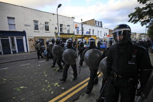 Policie převzala kontrolu v ulicích. Heckney, východní Londýn.