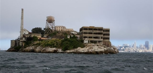 Vězeňské zdi propustí leccos (ilustrační foto z Alcatrazu).