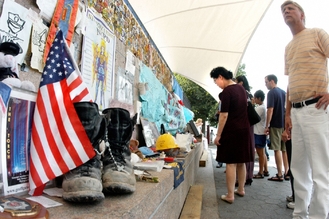 Provizorní památník obětem v New Yorku po muslimském teroru 11. září 2001.