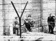 Tragický snímek z 18. srpna 1962. Východoněmecká ostraha zdi nese tělo osmnáctiletého chlapce Petera Fechtera. Byl střelen do zad, když se snažil přelézt zeď na západ, a vykrvácel, zatímco se na něho vojáci dívali. O dva dny později uspořádalo pět tisíc rozzlobených východních Němců kvůli této údálosti protestní pochod podél zdi.