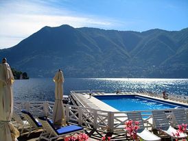 Bazén luxusního hotelu Villa d' Este vybíhá do jezera Como. 