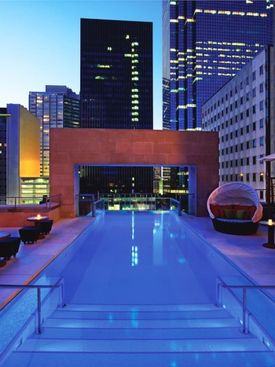 Hotel The Joule v Dallasu nabízí luxusní výhled na městské panorama.