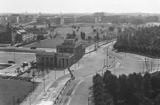 Berlínská zeď vedoucí podél Braniborské brány.