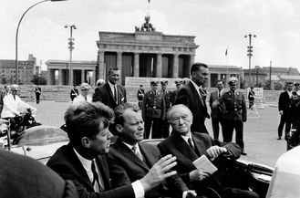 Kennedy v Berlíně (1963). Vedle něj v autě Brandt a Adenauer.
