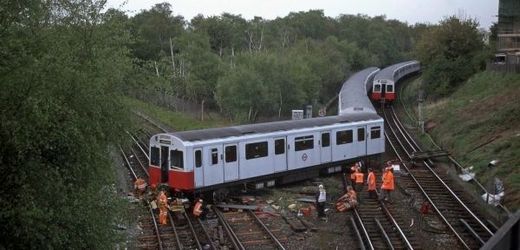 Nejméně čtyři lidé zahynuli a 30 dalších bylo vážně zraněno při železničním neštěstí (ilustrační foto).