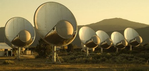 Allenův radioteleskop sestává z 42 antén. Od dubna je mimo provoz, nyní se ale opět sešly peníze na obnovení jeho činnosti.