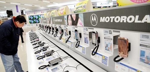 Výrobce mobilů Motorola koupí internetový gigant Google.