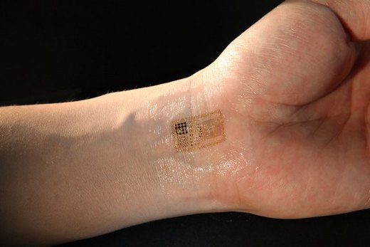 Elektronické zařízení na těle vypadá jako hi-tech tetování.
