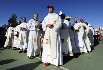 Kněží se připravují v Madridu na návštěvu papeže.
