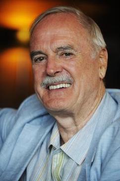 Legendární britský herec John Cleese, známý jako "Q" z Jamese Bonda a člen skupiny Monty Python.