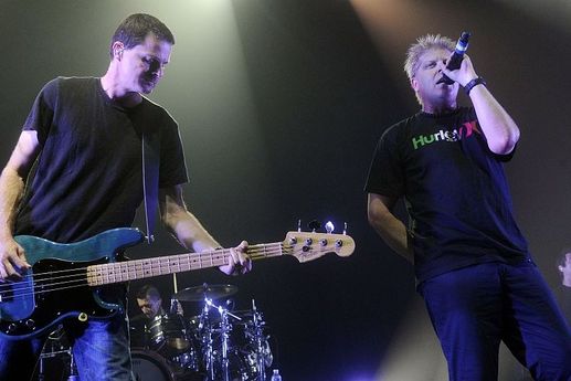 Vpravo Bryan "Dexter" Holland, vlevo baskytarista Greg Kriesel.