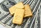Ozývají se hlasy, které zpochybňují dolar jako rezervní měnu. Investoři do zlata začínají mít žně. 