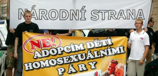 Národní strana při protestu proti brněnské Queer parade v roce 2008.