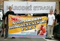 Národní strana při protestu proti brněnské Queer parade v roce 2008.