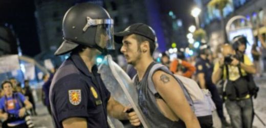 Antipapeženci v akci v ulicích Madridu.