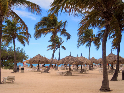 Poslední místo v žebříčku: ostrov Aruba ležící v Karibském moři tvoří jednu z autonomních zemí Nizozemského království. Ostrov má rozlohu 193 kilometrů čtverečních a rozkládá se západně od Curaçaa a 30 kilometrů od severního pobřeží Venezuely. Devítidenní zájezd vás přijde na přibližně 65 tisíc korun. (Foto: archiv)