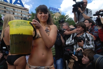 Fanynky prezidenta Medveděva protestují proti konzumaci piva.