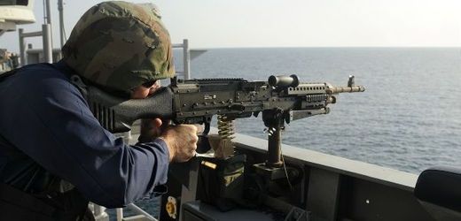 Těžké a účinné zbraně proti pirátům (ilustrační foto z válečné lodi USA u Somálska).