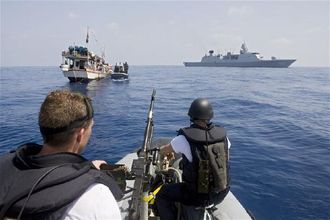 Holandská loď Zeven Proncien kontroluje v Adenském zálivu  podezřelou loď. 