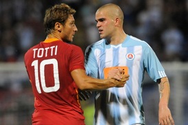 Francesco Totti (vlevo) a Filip Šebo.