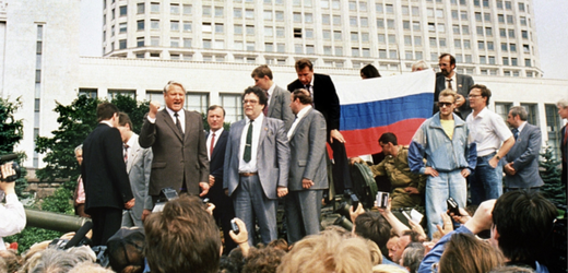 Boris Jelcin hájil vládní budovu proti pučistům vlastním tělem. Tehdy byl na vrcholu popularity.