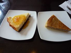Domácí dvoubarevný cheesecake s pomerančovým džemem a ořechový koláč. 