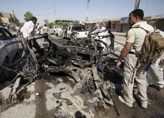 Další exploze, tentokrát před policejní služebnou v Nadžafu 15. srpna 2011.