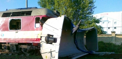 V Praze-Čakovicích vykolejil vlak po střetu s náklaďákem.