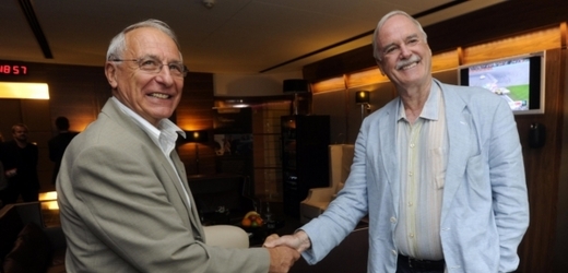 John Cleese (vpravo) a předseda Českého olympijského výboru Milan Jirásek (vlevo). 
