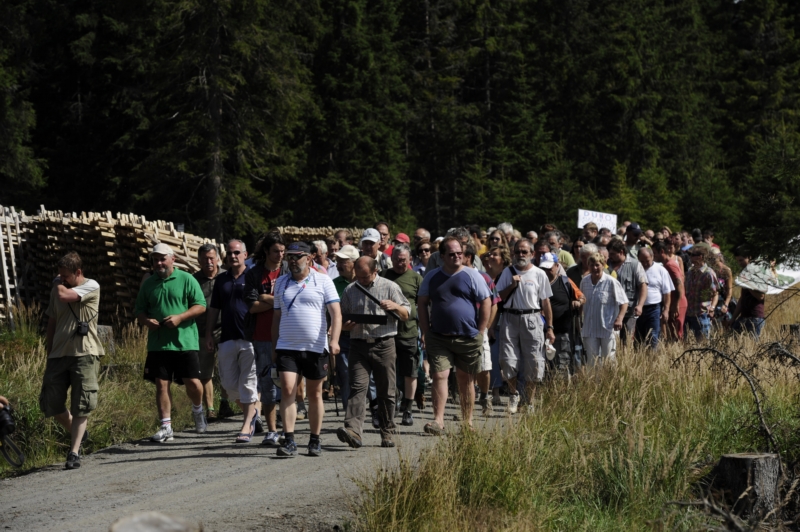 Zhruba 400 lidí z 21 šumavských obcí i z jiných částí Česka se v neděli sešlo na happeningu na podporu parku a zelené Šumavy. 
