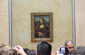 Mona Lisa v Louvru je každou hodinu obdivována stovkami turistů. Snímek ze srpna 2011. 