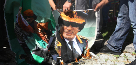 Pálení vlajky s portrétem Kaddáfího před lybijskou ambasádou v turecké Ankaře.