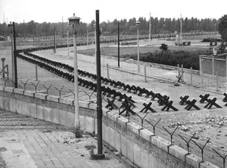 Berlínská zeď pomalu nabírá obrysy - rok 1962.