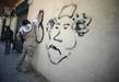 Kaddáfí se stal terčem posměšných karikatur na zdech domů v Tripolisu.