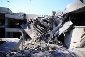 Pro úspěch rebelů bylo nezbytné bombardování letadly NATO. Ještě 19. sprna ukazovala vláda v Tripolisu zahraničním novinářům škody.