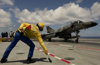 Porážka Kaddáfího je vítězstvím NATO. Na snímku startuje francouzský letoun k bombardování Libye.