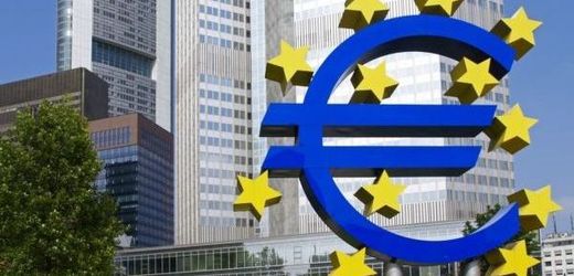 Německý prezident citoval článek smlouvy o EU, podle nějž má ECB zakázáno kupovat dluhopisy přímo od vlád. ECB toto pravidlo obchází nákupy na sekundárním trhu.