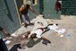 Jeden ze stovek mrtvých ve válce o vládu nad Libyí. Fotografie zobrazuje zabitého muže, který byl na straně Kaddáfího režimu. 