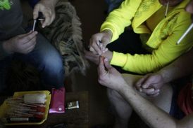 Dva a půl milionu Rusů si píchá afghánský heroin.