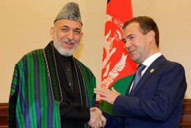 Afghánský prezident Hamíd Karzáí (vlevo) s ruským protějškem Medveděvem. Kreml ve svých plánech s Afghánistánem počítá.