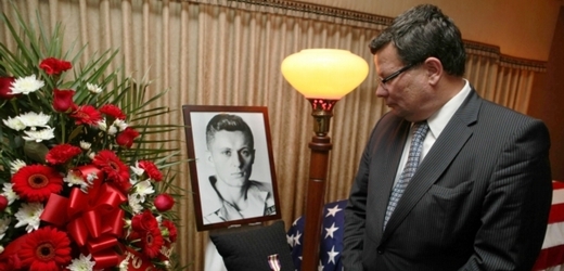 Český protikomunistický odbojář Ctirad Mašín byl s vojenskými poctami pohřben v americkém Clevelandu ve státě Ohio. Pohřbu se zúčastnil i ministr obrany Alexandr Vondra.